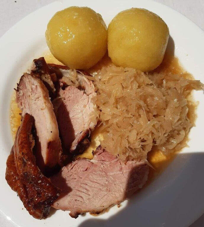 Schweinsbraten mit Waldviertler Knödel mit hausgemachten Gabelkraut